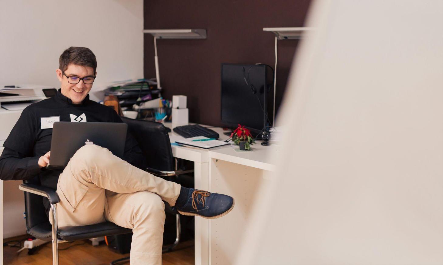 Internationale Studierende lernen sichere Banking-Praktiken am Laptop